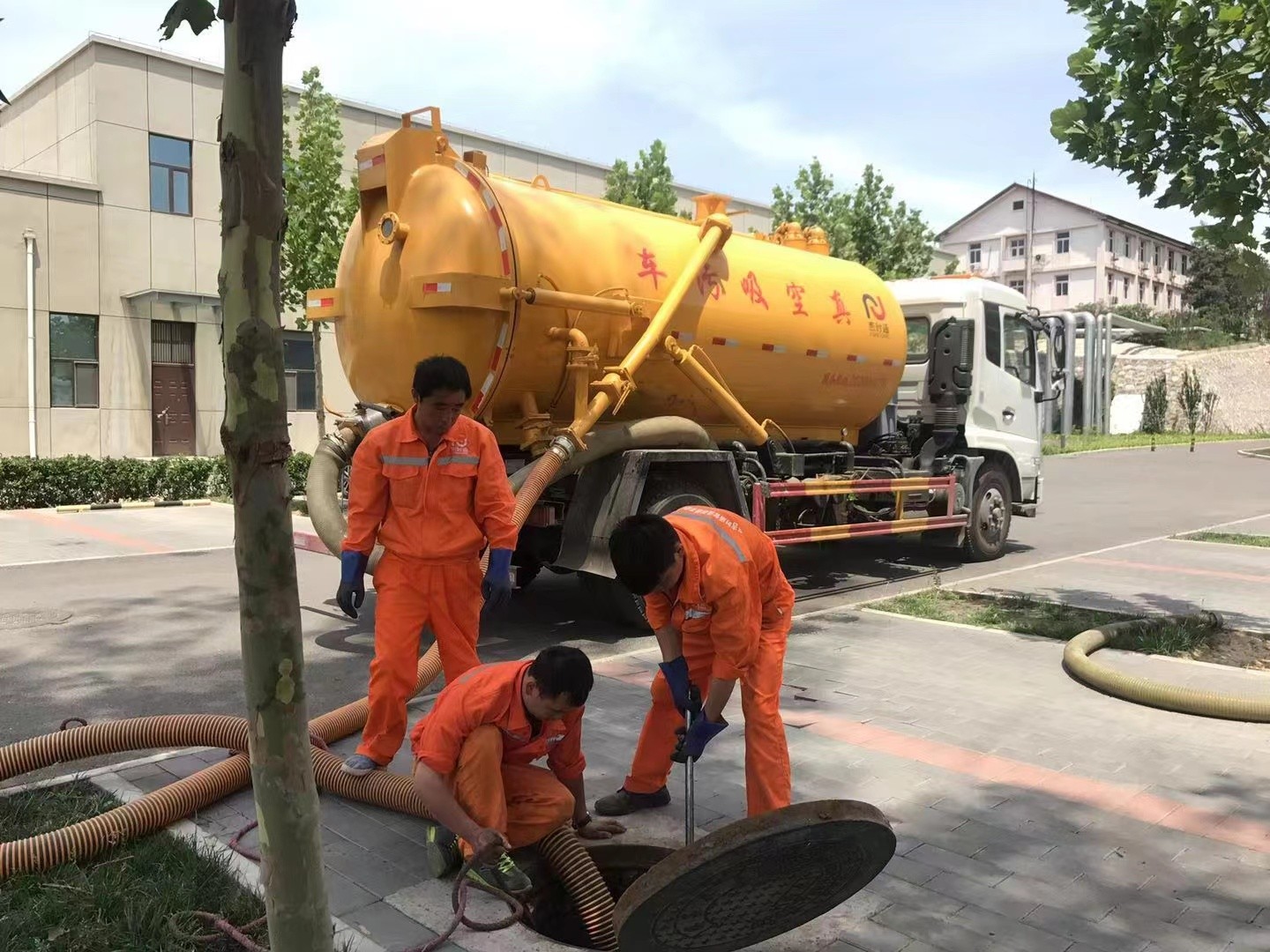 朔城管道疏通车停在窨井附近